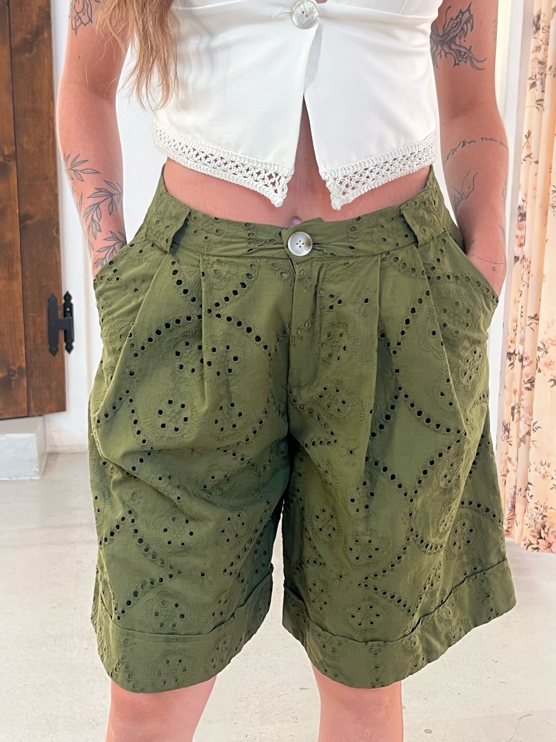 Bermuda verde ricamato
