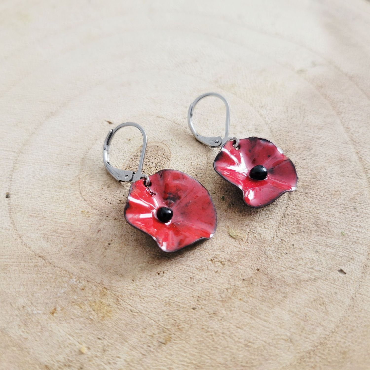 Boucles d'oreilles dormeuses rondes coquelicot rouge en cuivre émaillé