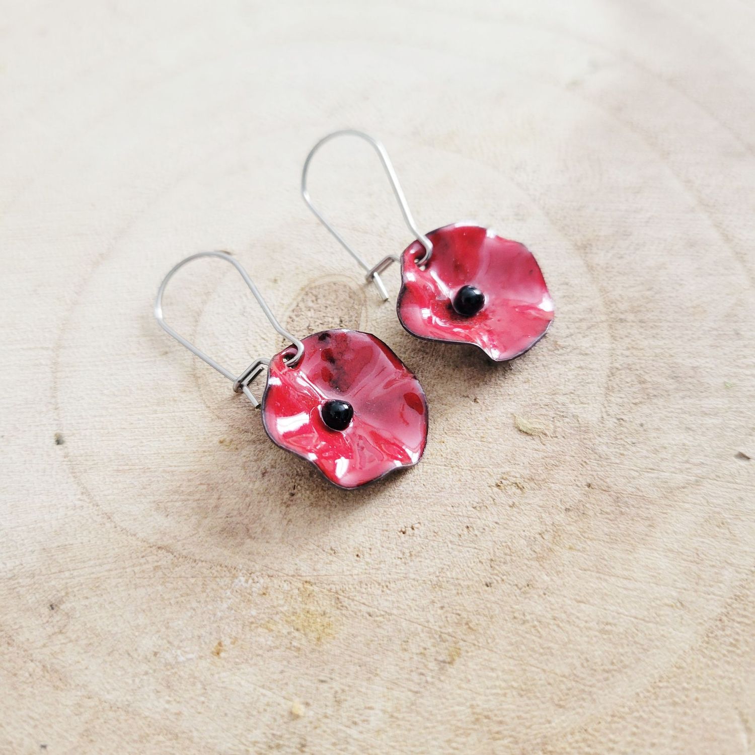 Boucles d'oreilles dormeuses courtes coquelicot rouge en cuivre émaillé