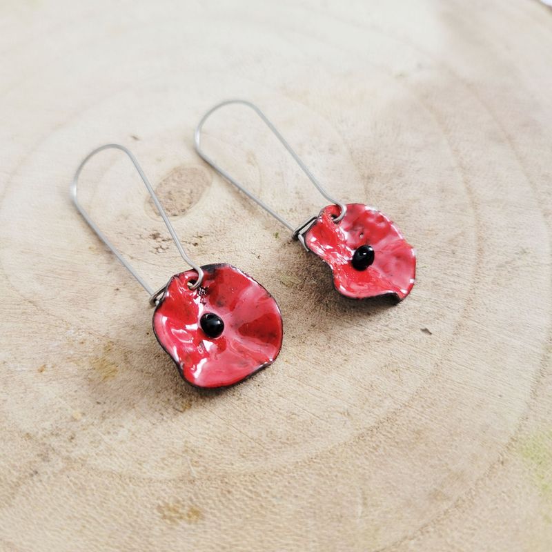 Boucles d'oreilles dormeuses longues coquelicot rouge en cuivre émaillé