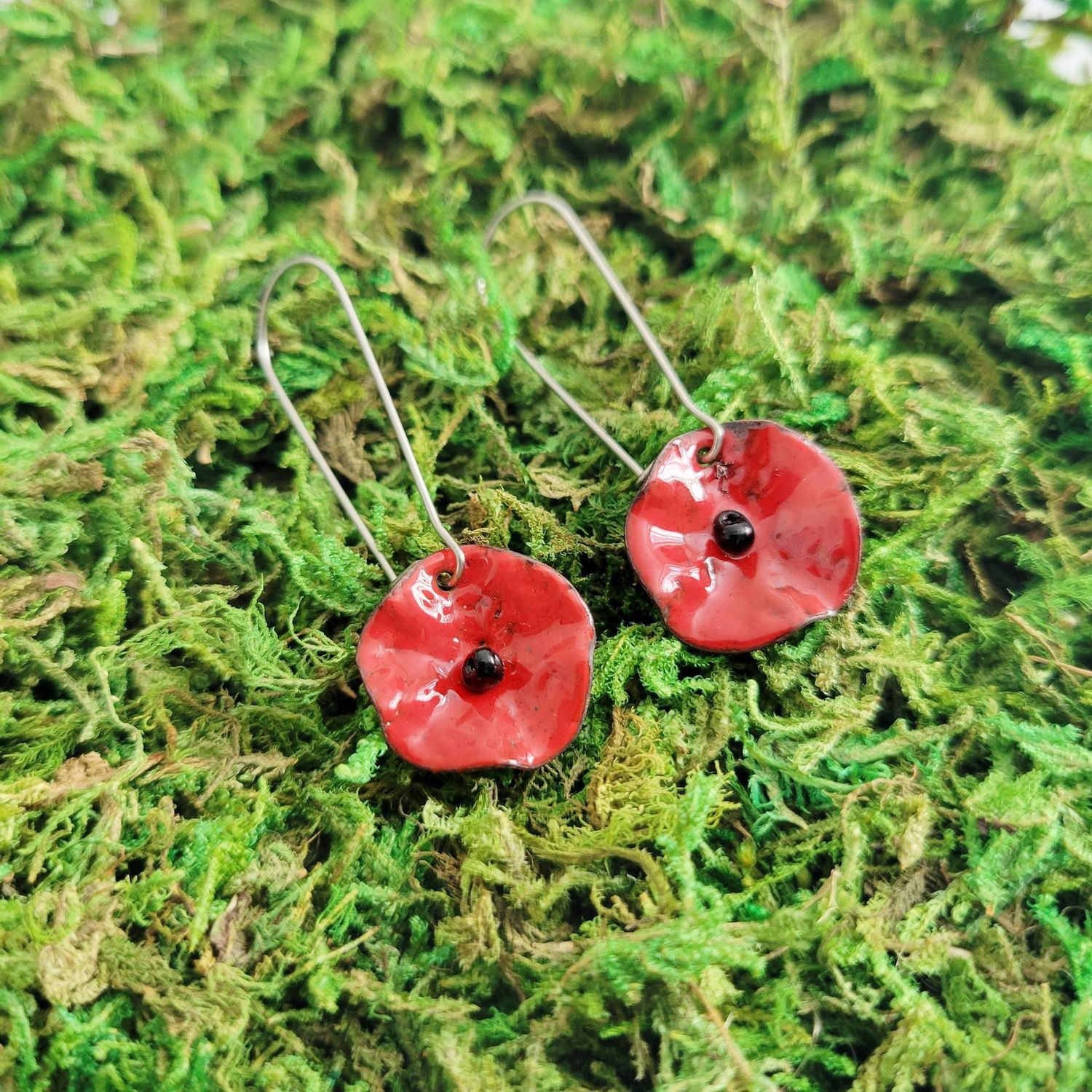Boucles d'oreilles dormeuses longues coquelicot rouge en cuivre émaillé Boucles d'oreilles dormeuses longues coquelicot rouge en cuivre émaillé