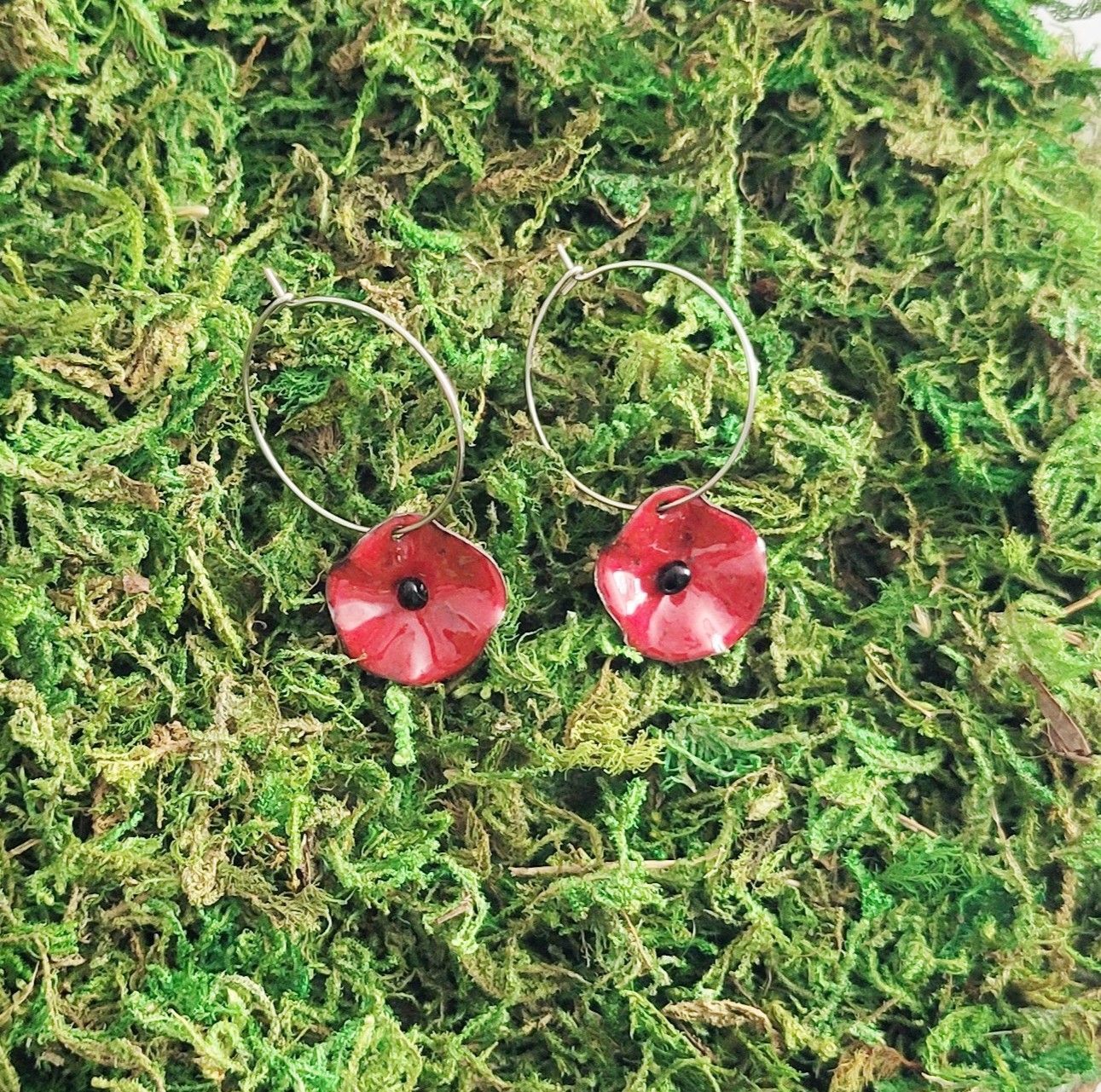 Boucles d'oreilles créoles coquelicot rouge en cuivre émaillé Boucles d'oreilles créoles coquelicot rouge en cuivre émaillé