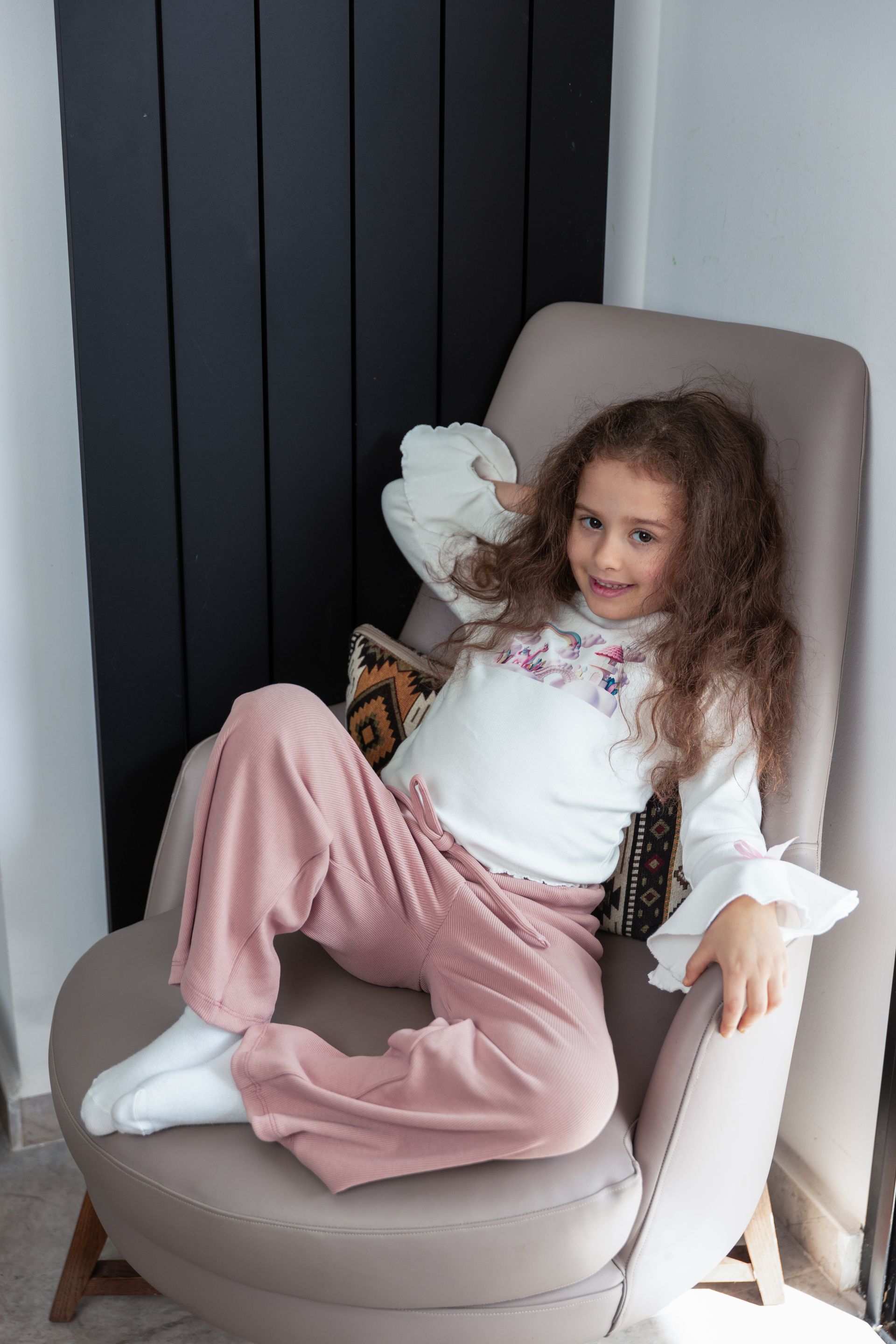 Felpa con Farfalla e Strass – Un Soffio di Magia