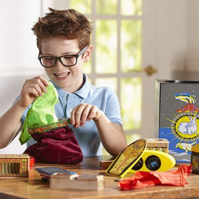 Zestaw magiczny Melissa &amp; Doug Deluxe z litego drewna z 10 klasycznymi sztuczkami
