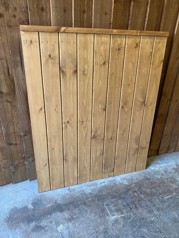 Front view tongue and groove pedestrian gate