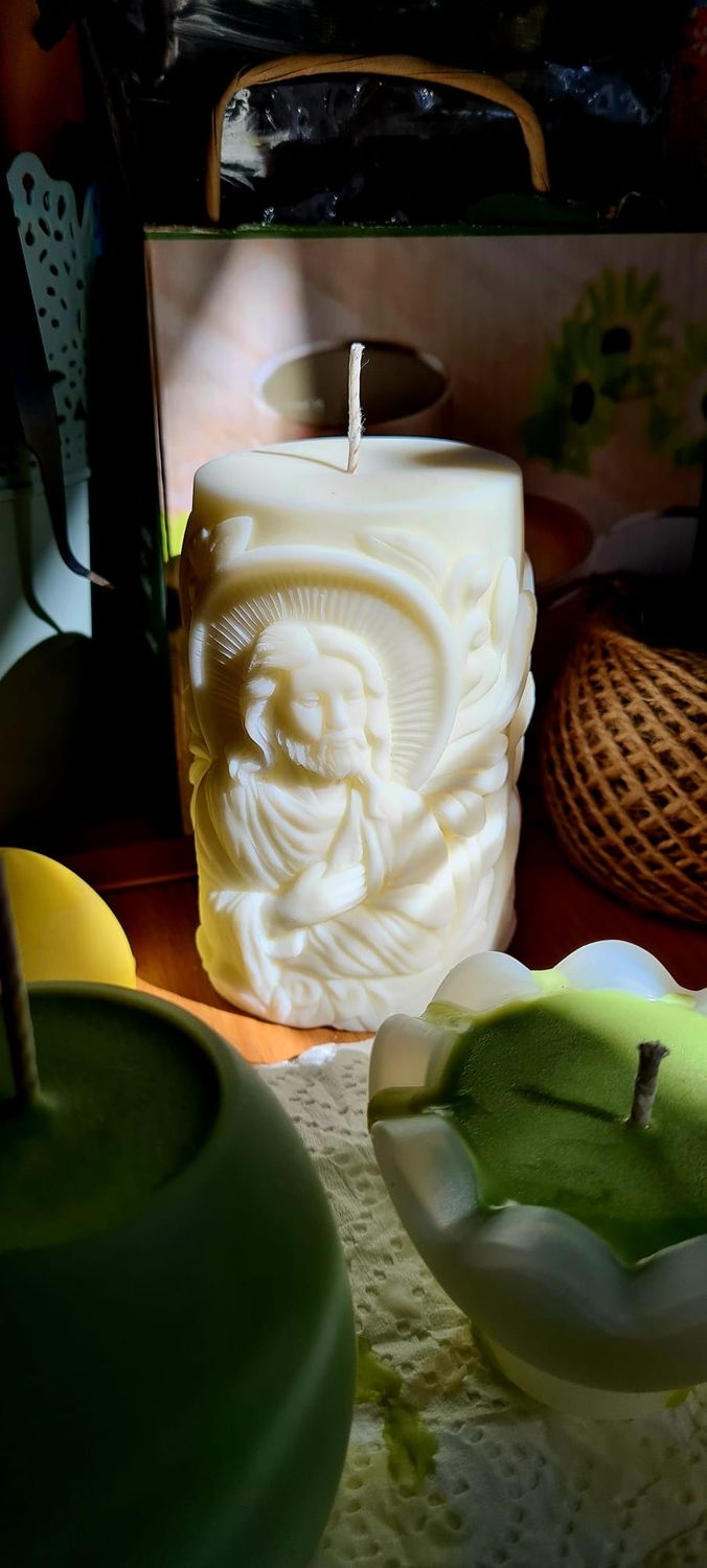 JESUS LOVES ME 🕯️🧔🏻‍♀️