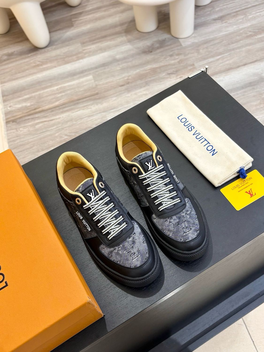 Louis Vuitton men shoes IAOA01