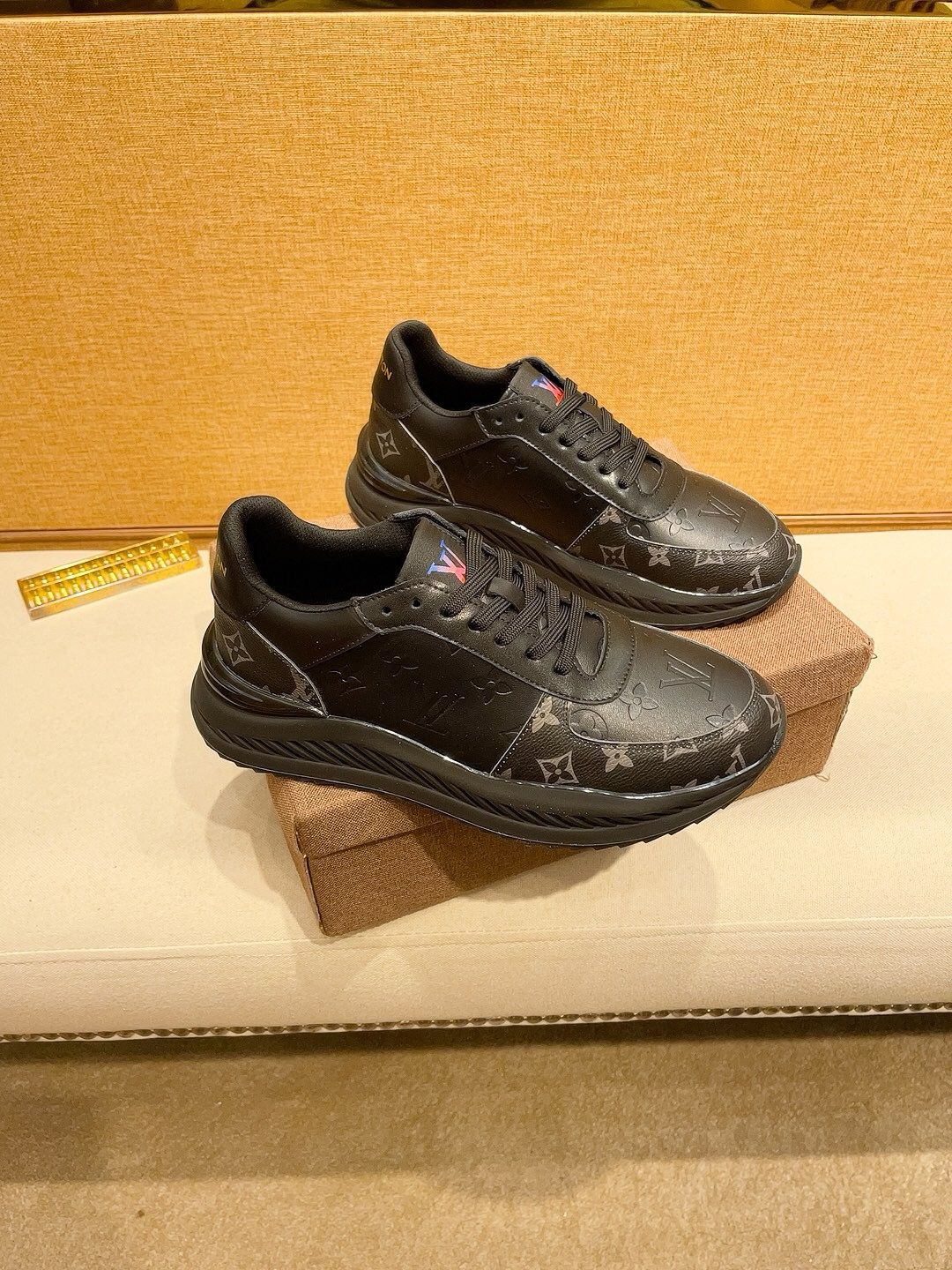 Louis Vuitton men shoes IAOA02