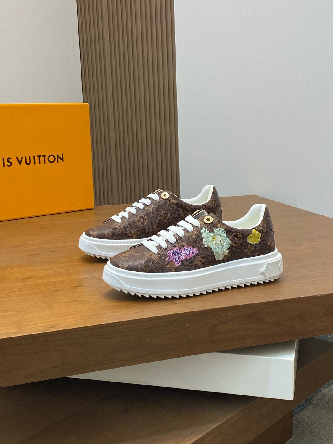 Louis Vuitton men shoes IAOA14
