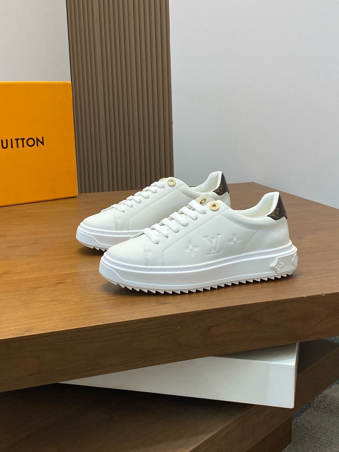 Louis Vuitton men shoes IAOA15
