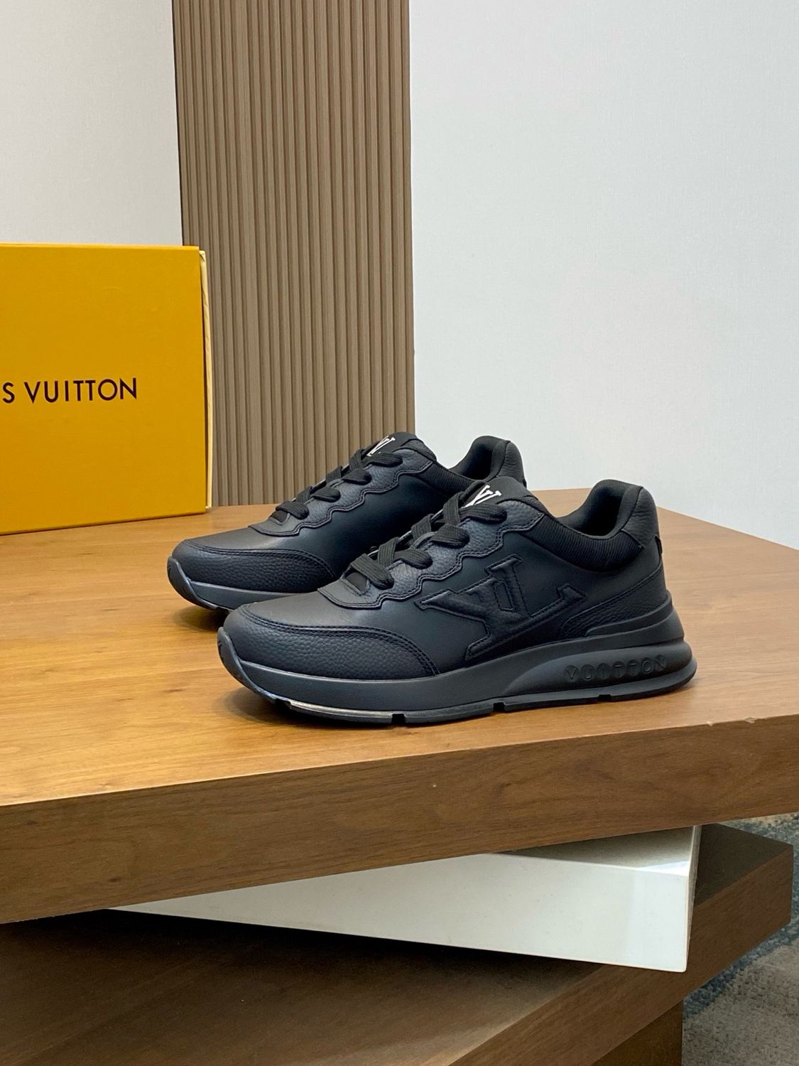 Louis Vuitton men shoes IAOA25