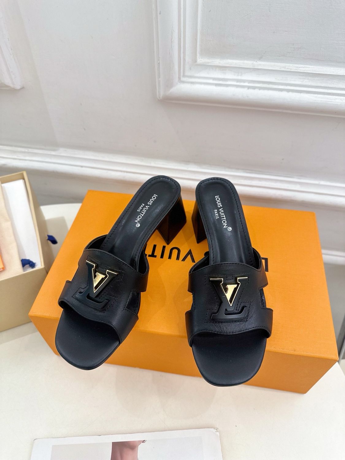 Louis Vuitton women slippers OAIC01