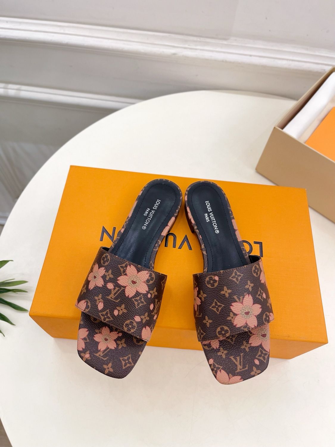 Louis Vuitton women slippers OAIC03