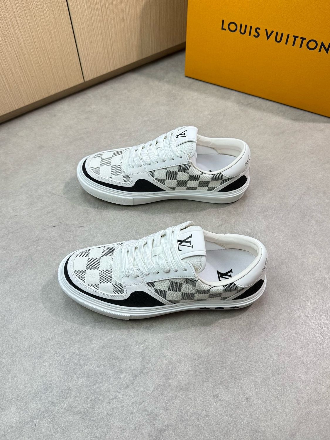 Louis Vuitton men shoes IAOC01
