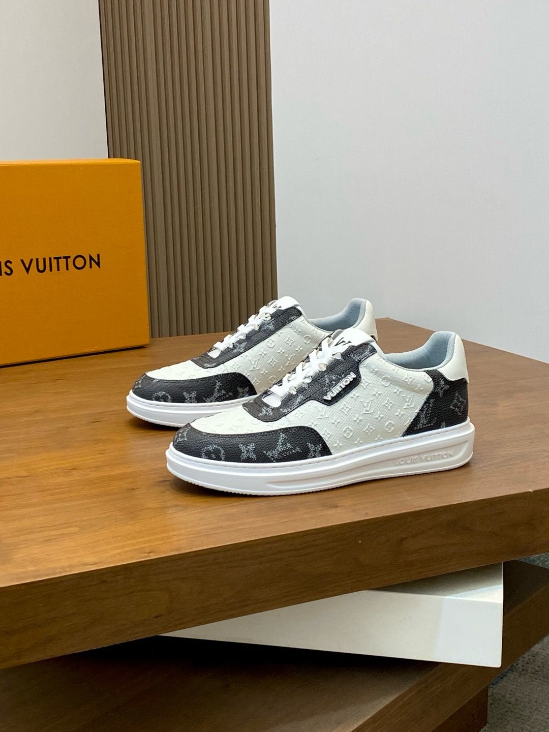 Louis Vuitton men shoes IAOC02