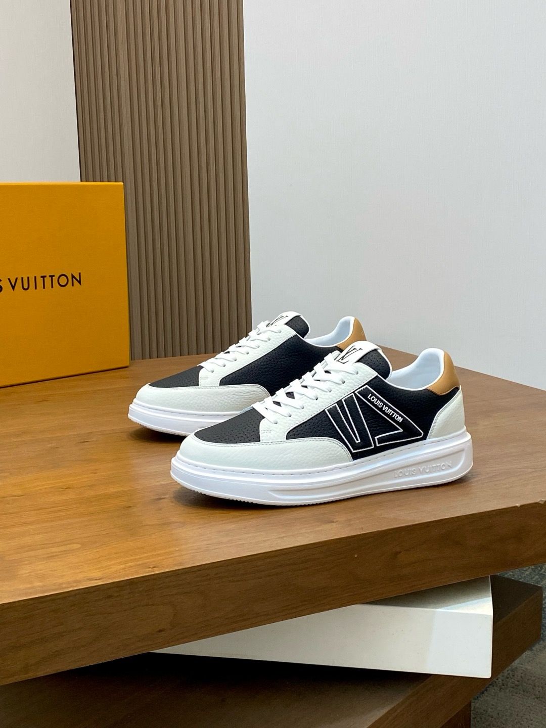 Louis Vuitton men shoes IAOD01
