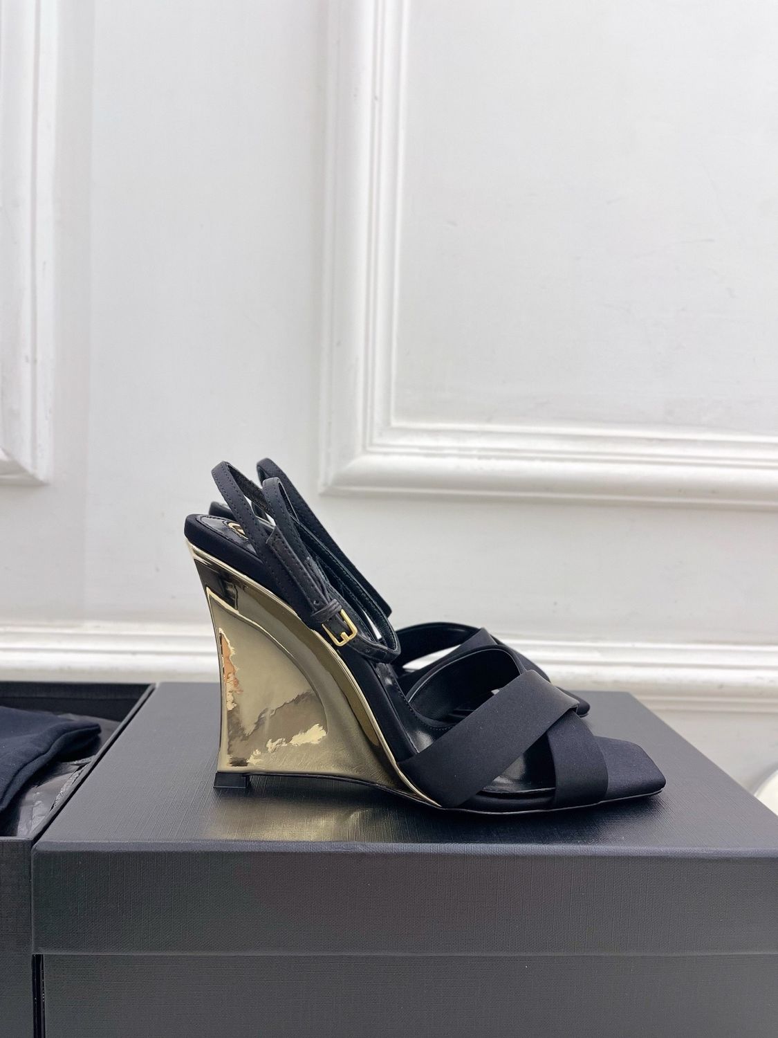 Yves Saint Laurent women sandals NAID03
