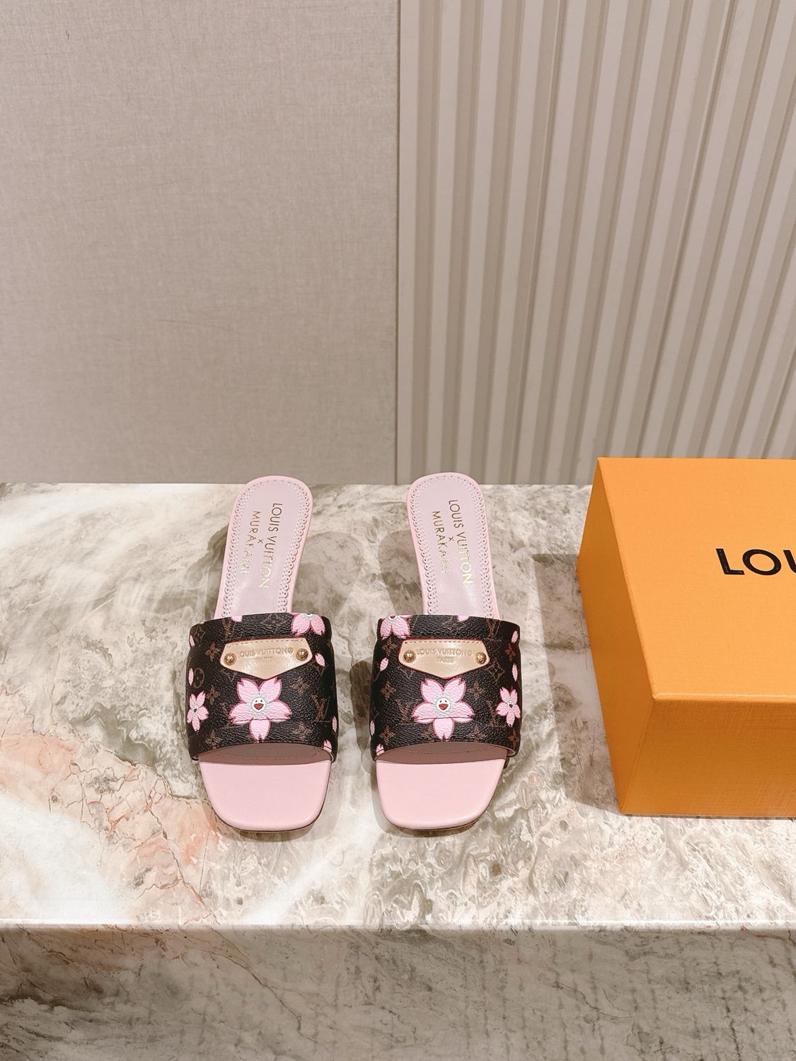 Louis Vuitton women slippers OAID10