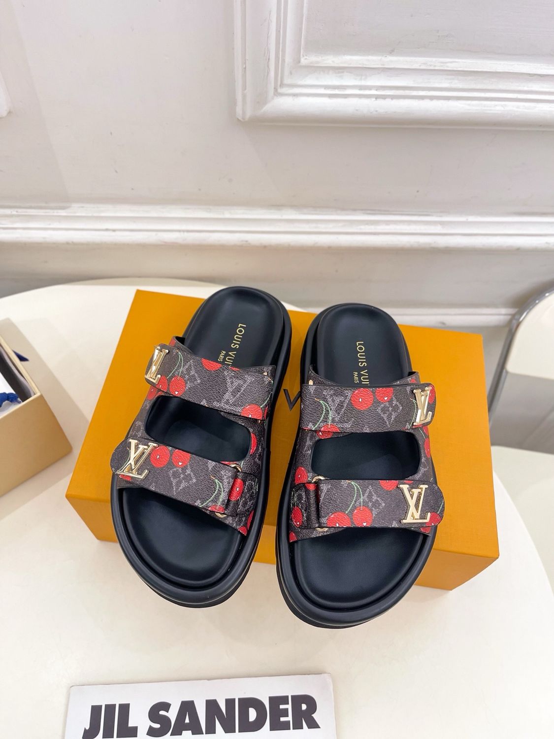 Louis Vuitton women slippers OAIE01