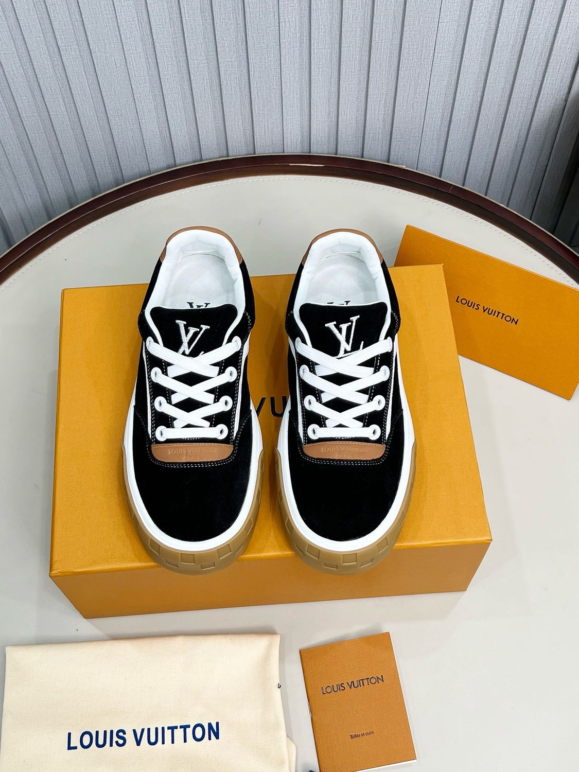 Louis Vuitton men shoes IAOE03