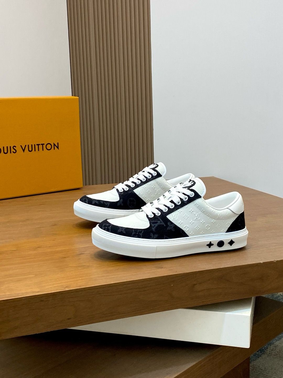 Louis Vuitton men shoes IAOE07