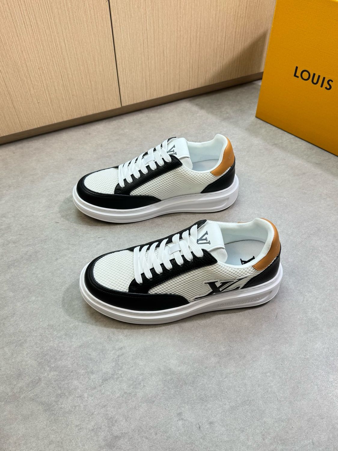 Louis Vuitton men shoes IAOE10