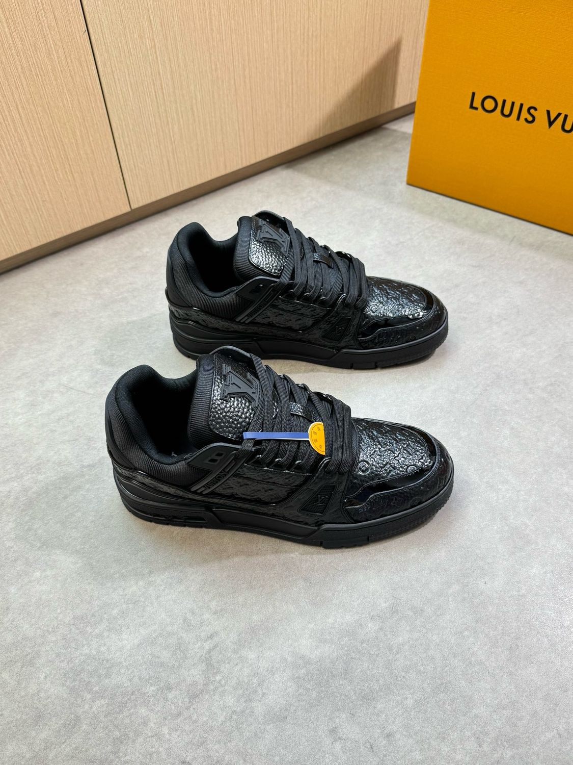 Louis Vuitton men shoes IAOF02