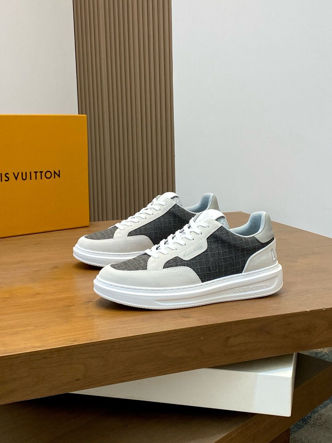 Louis Vuitton men shoes IAOF03