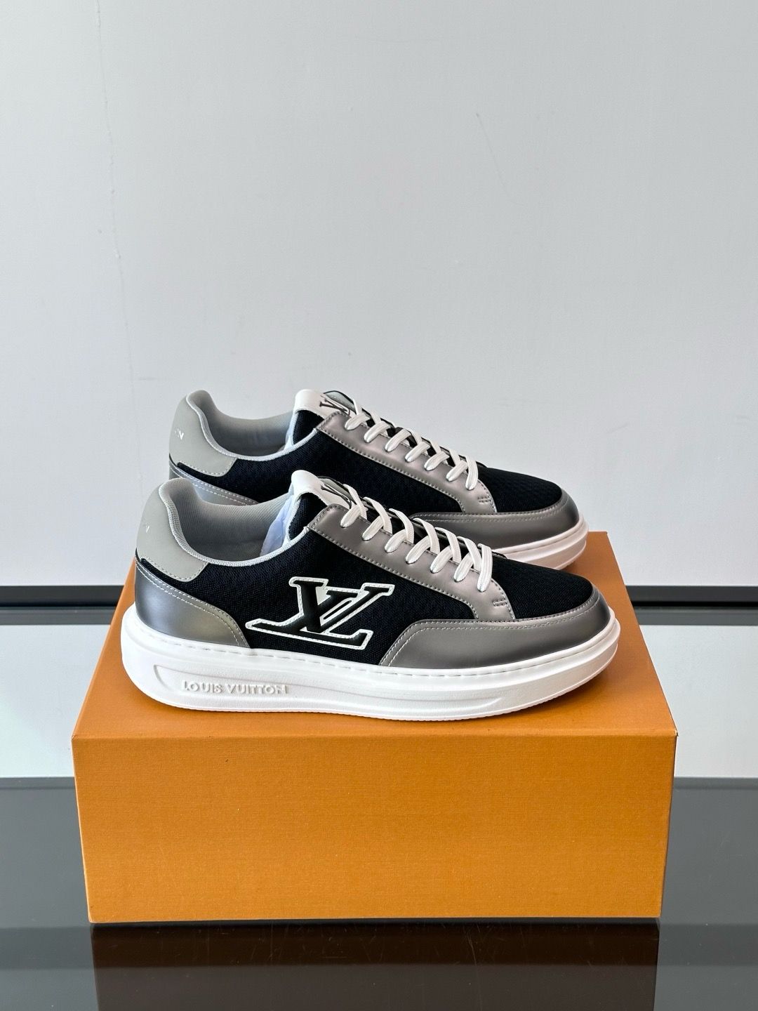 Louis Vuitton men shoes IAOF06