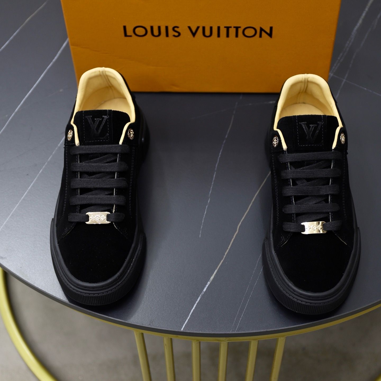 Louis Vuitton men shoes IAOH02