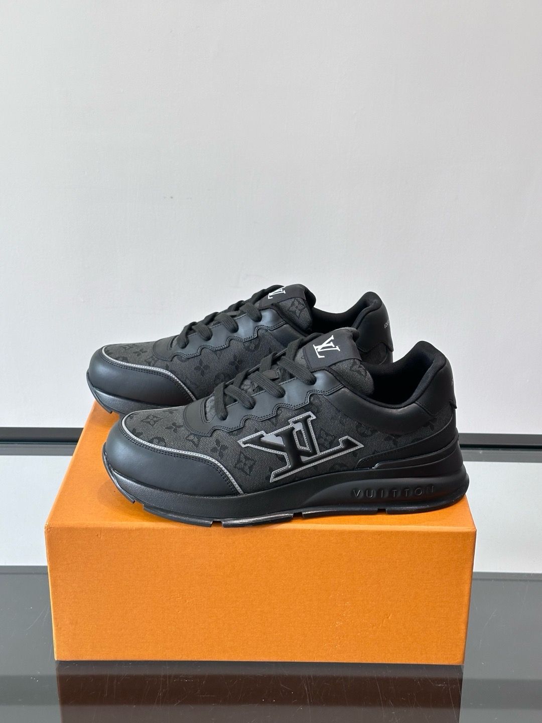 Louis Vuitton Men Shoes — IAOI05 Monogram Classic Casual Sneakers