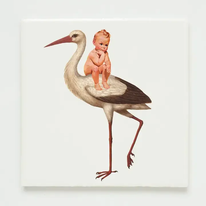 Wandtegel Lylies, baby met ooievaar