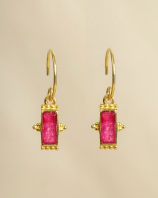 Oorbellen gold met robijn