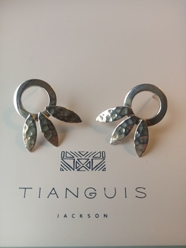 Tianguis Jackson circle studs with three oval hammered prongs