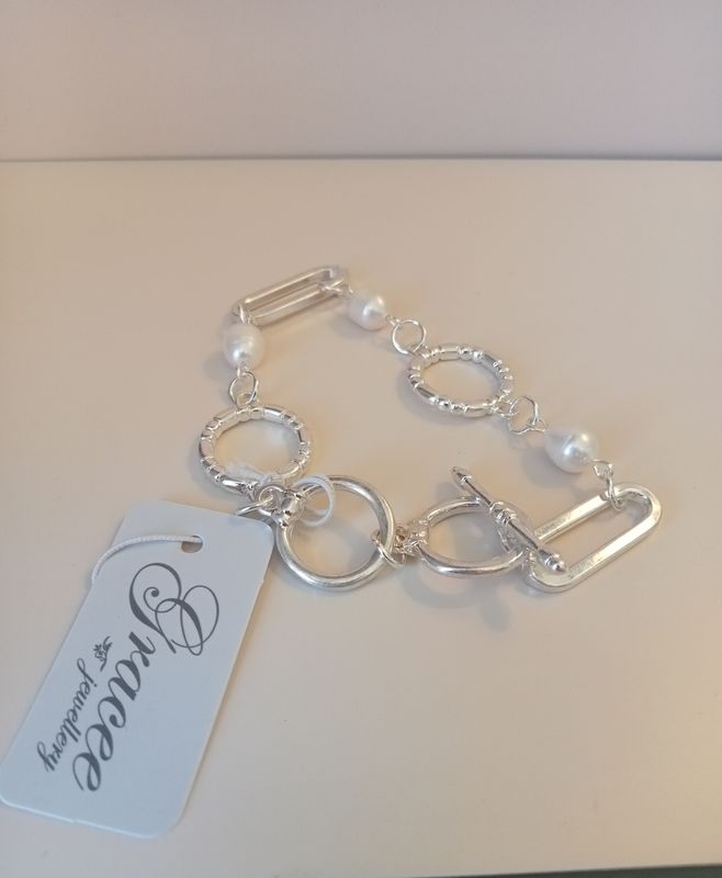 T Bar fastening Pearl bracelet