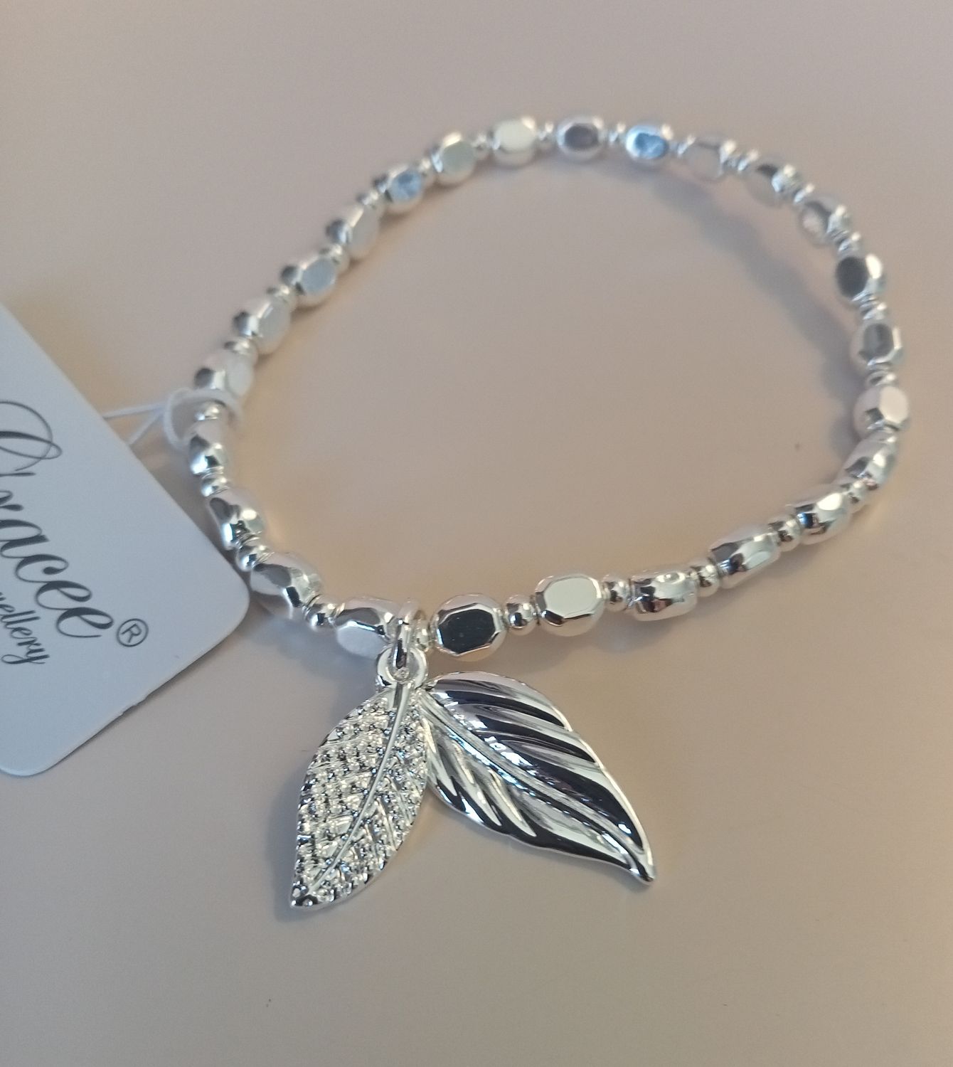 Elasticated bracelet with leaf charm