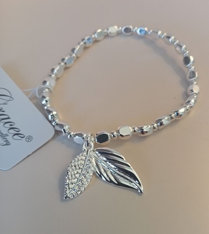 Elasticated bracelet with leaf charm