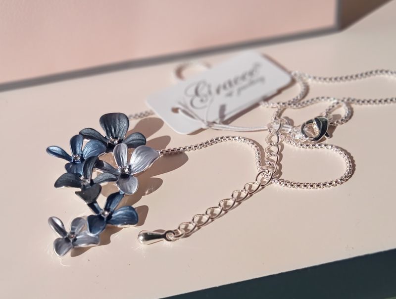 Flower pendant in shades of blue