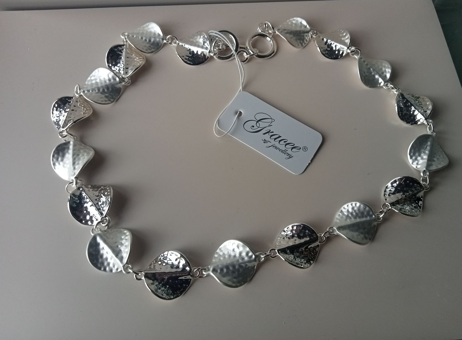 Shell look shiny and matt silver tone necklace