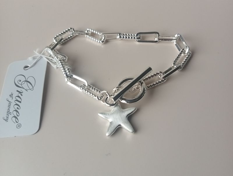 Rectangular link bracelet with matt star charm
