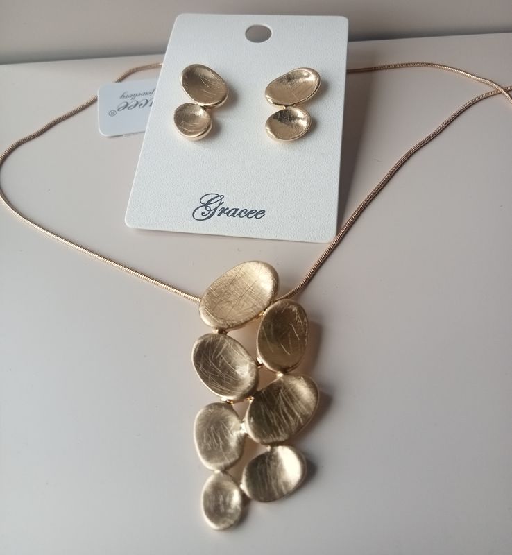 Gold tone pebble shaped earrings