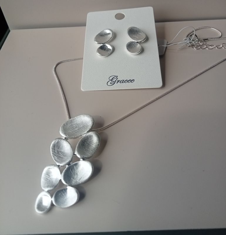 Silver tone pebble shaped earrings