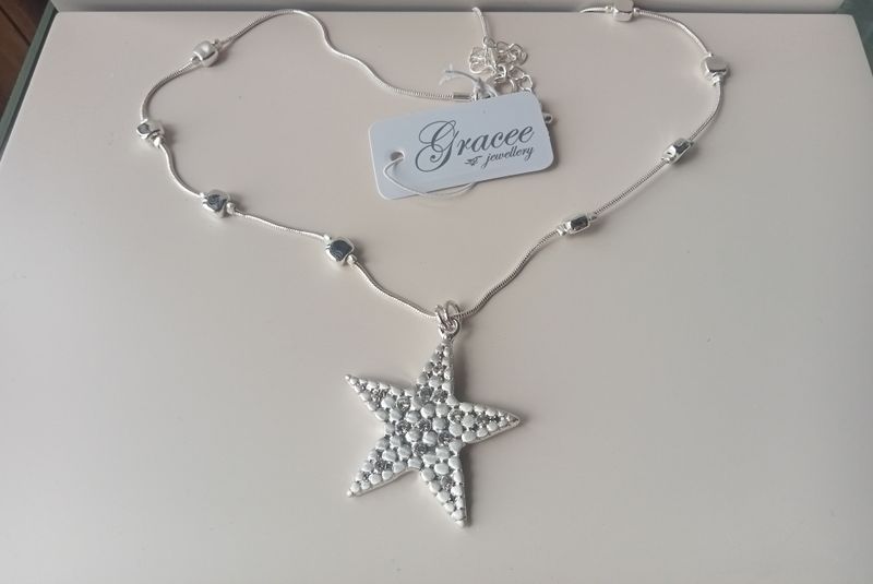 Textured star necklace