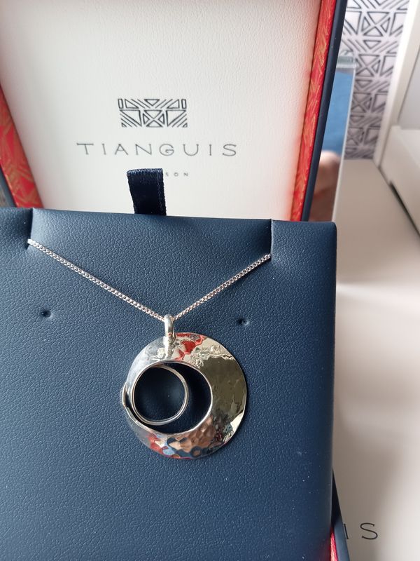 Curved hammered pendant