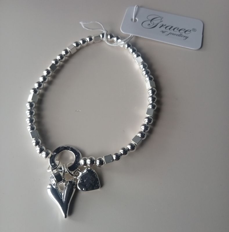 Elasticated bracelet with two hearts and a stone charm
