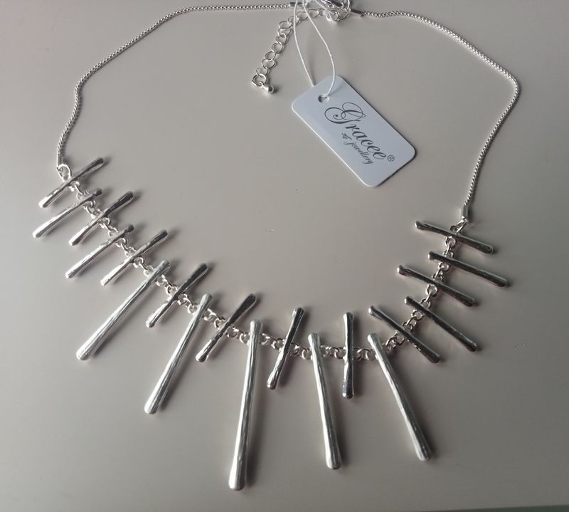 Silver tone necklace with prongs