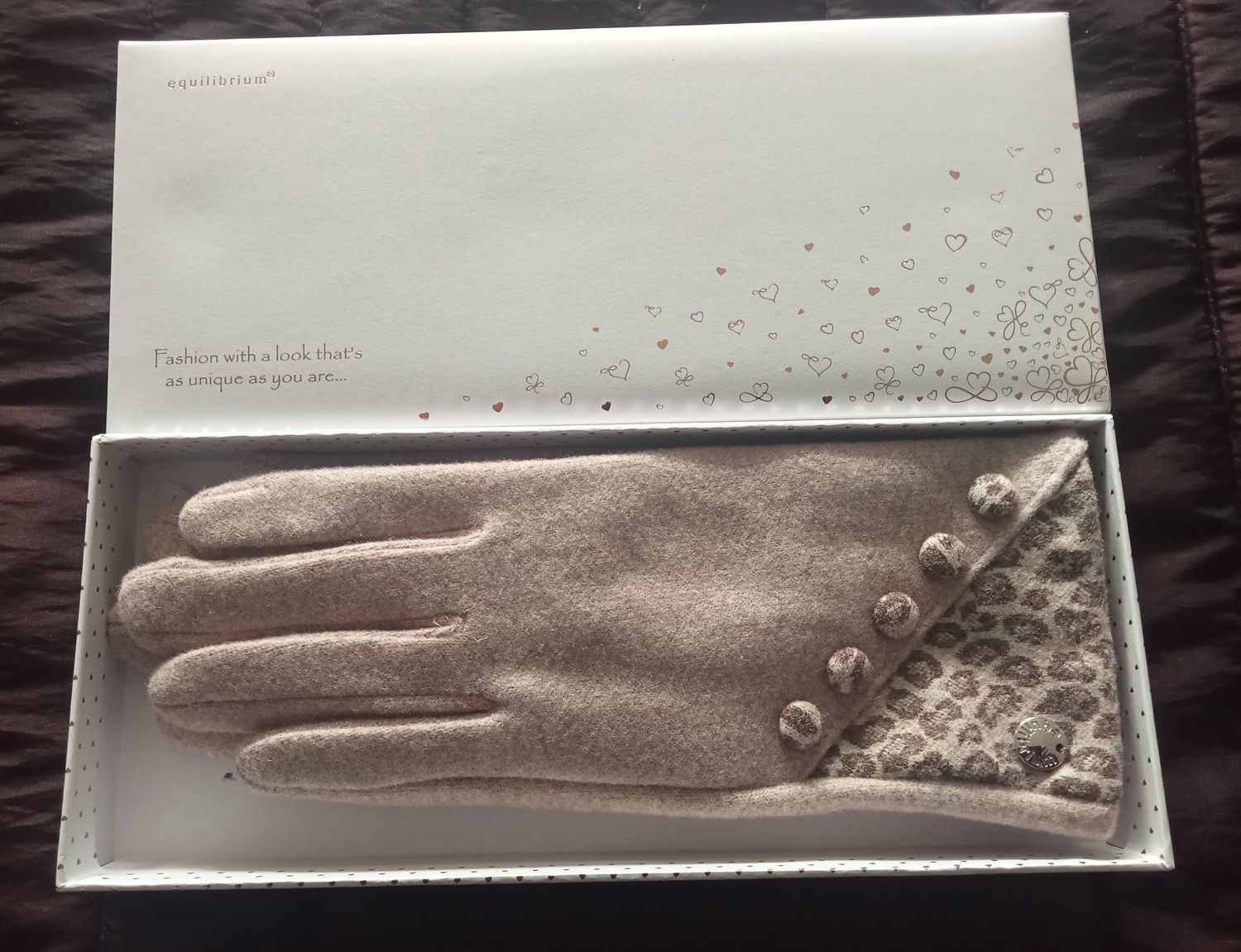 Equilibrium leopard print gloves in fawn