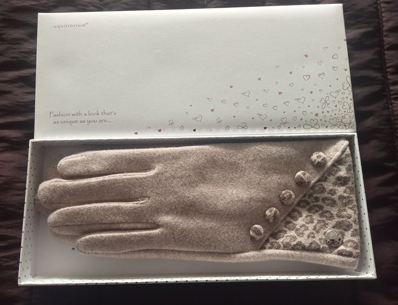 Equilibrium leopard print gloves in fawn