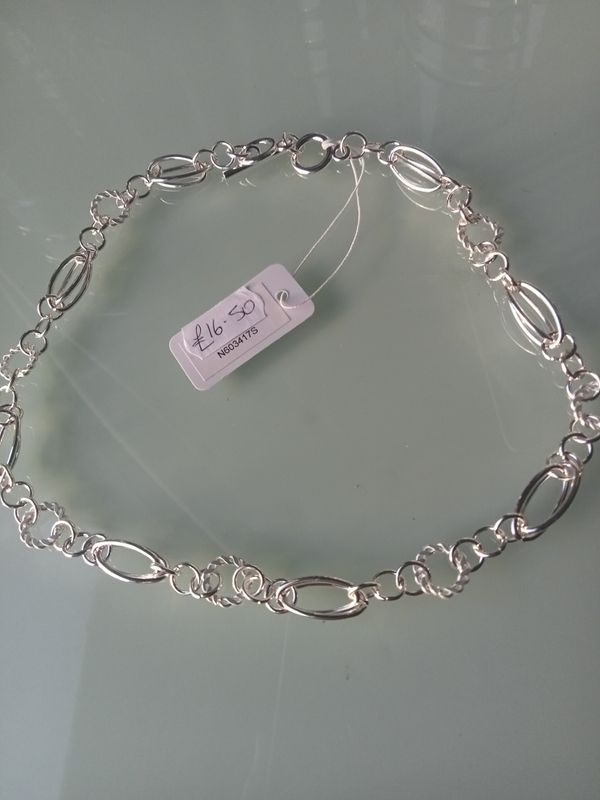 Oval and round link necklet