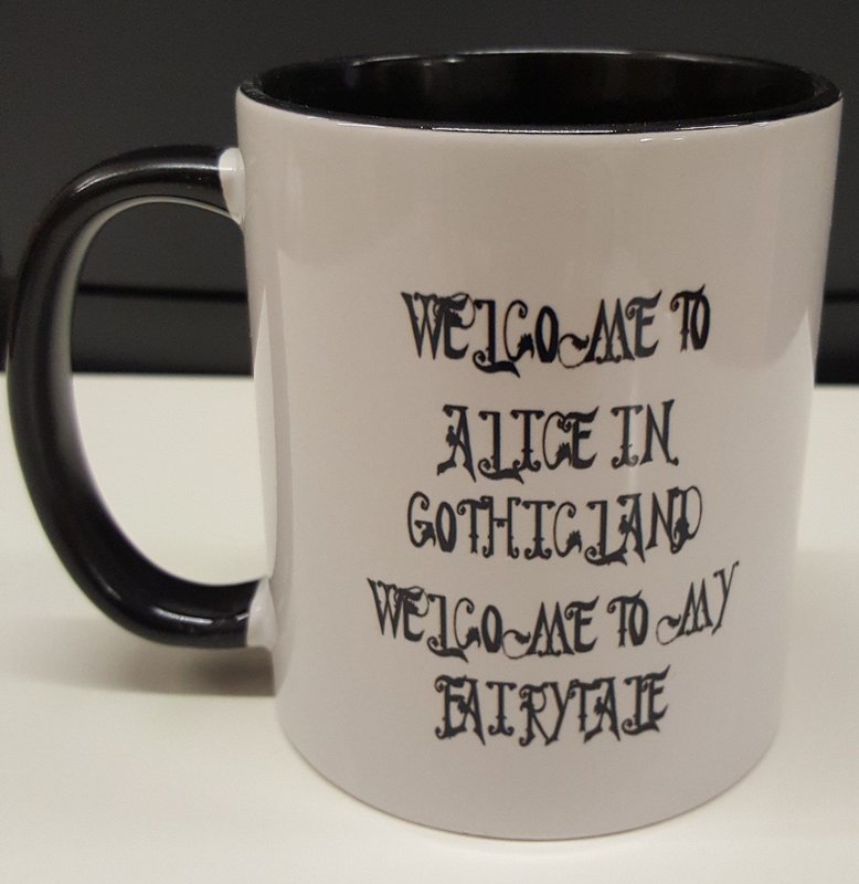 Taza Welcome to Alice in Gothicland